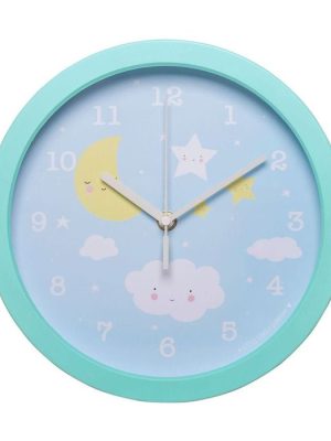 Αυτό το ρολόι με τα αστέρια και τα σύννεφα θα διακοσμήσει τέλεια το παιδικό δωμάτιο. Οι μεγάλοι αριθμοί διευκολύνουν το παιδί να πει την ώρα πιο εύκολα.